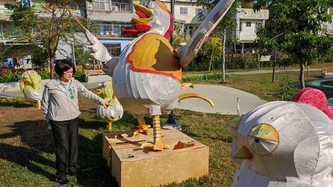 台中市议员张芬郁指出，惊爆大里区大元公园矗立鸡年花灯，因经年未维护得当，外观破损、电线外露成安全杀手。（张芬郁提供／冯惠宜台中传真）