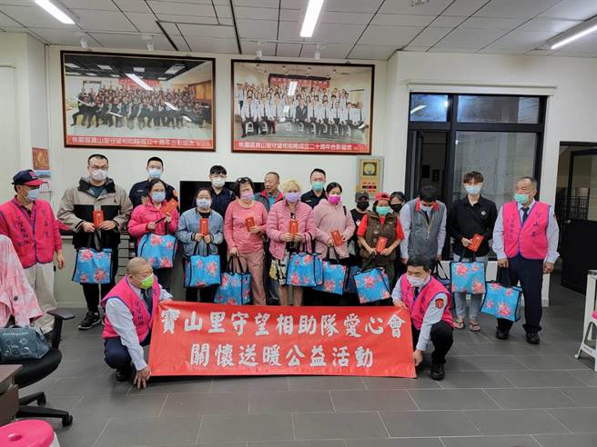 關懷弱勢族群，警民攜手寒冬送暖。(翻攝照片／蔡依珍桃園傳真)