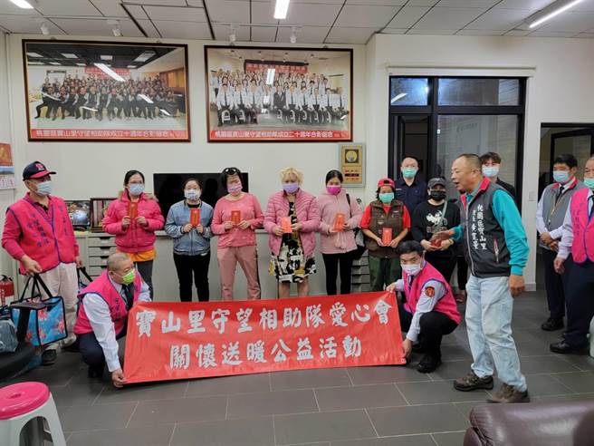 關懷弱勢族群，警民攜手寒冬送暖。(翻攝照片／蔡依珍桃園傳真)