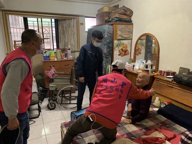 關懷弱勢族群，警民攜手寒冬送暖。(翻攝照片／蔡依珍桃園傳真)