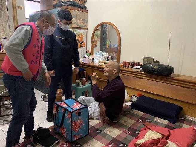 關懷弱勢族群，警民攜手寒冬送暖。(翻攝照片／蔡依珍桃園傳真)