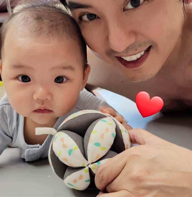 黄子佼去年5月迎来宝贝女儿「玉米」，笑称事业风生水起，代言满满。（摘自脸书）