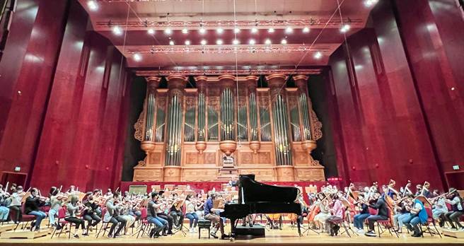 NSO《深琴号角》于国家音乐厅登场，团员利用时间加紧脚步练习，力求让每一个座位上的听眾都能享受到最好的视听效果。（罗永铭摄）