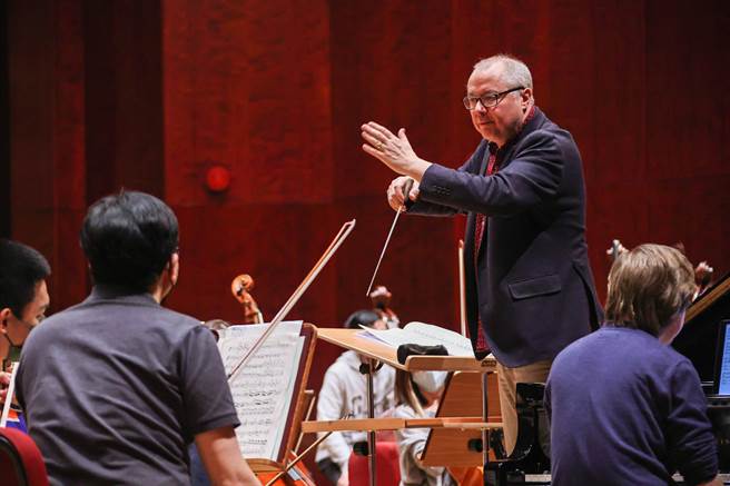 NSO《深琴号角》于国家音乐厅登场，英国指挥家斯特凡．艾斯伯瑞（Stefan Asbury）带领团员加紧脚步练习，力求让每一个座位上的听眾都能享受到最好的视听效果。（罗永铭摄）