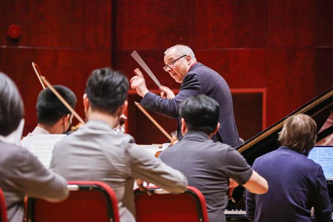 NSO《深琴号角》于国家音乐厅登场，英国指挥家斯特凡．艾斯伯瑞（Stefan Asbury）带领团员加紧脚步练习，力求让每一个座位上的听眾都能享受到最好的视听效果。（罗永铭摄）