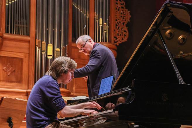 NSO《深琴号角》于国家音乐厅登场，英国指挥家斯特凡．艾斯伯瑞（Stefan Asbury）（后）和钢琴家尤霍．波赫约寧（Juho Pohjonen）（前）两人携手力求完美演出。（罗永铭摄）