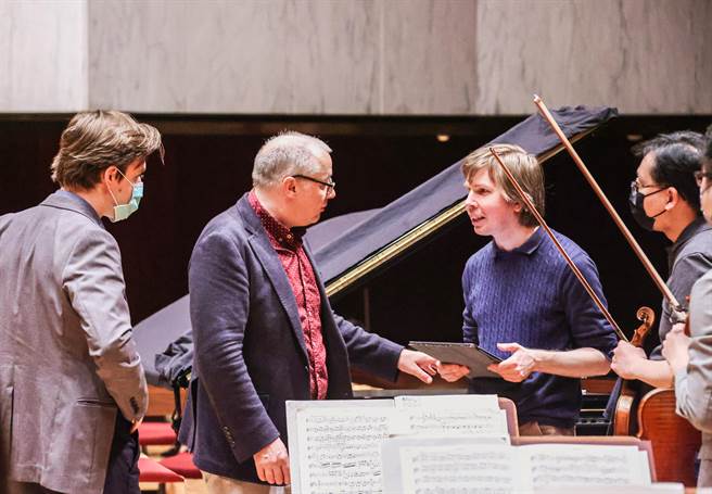 NSO《深琴号角》于国家音乐厅登场，英国指挥家斯特凡．艾斯伯瑞（Stefan Asbury）（左二）和钢琴家尤霍．波赫约寧（Juho Pohjonen）（左三）携手演出，不时相互讨论，力求完美演出。（罗永铭摄）