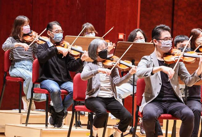 NSO《深琴号角》于国家音乐厅登场，团员利用时间加紧脚步练习，力求让每一个座位上的听眾都能享受到最好的视听效果。（罗永铭摄）