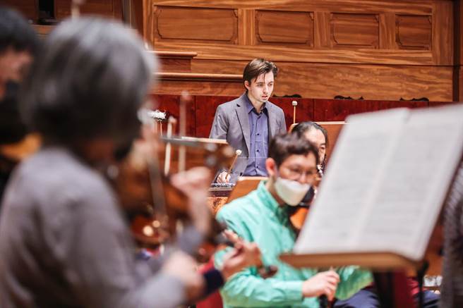 NSO《深琴号角》于国家音乐厅登场，团员利用时间加紧脚步练习，力求让每一个座位上的听眾都能享受到最好的视听效果。（罗永铭摄）