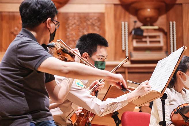 NSO《深琴号角》于国家音乐厅登场，团员利用时间加紧脚步练习，力求让每一个座位上的听眾都能享受到最好的视听效果。（罗永铭摄）