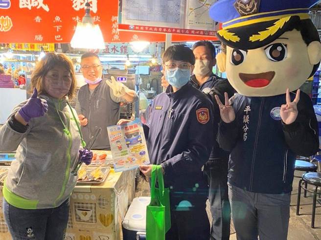 桃园平镇警方今特别上街宣导交通安全法规与相关管制措施。（翻摄画面／蔡明亘桃园传真）