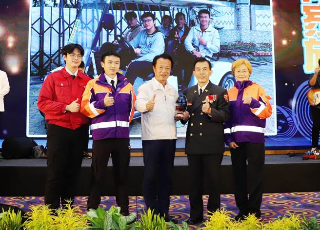 消防局长吕清海的太太、两个儿子都是义消，太太萧琼芬还是前双福救护义消副分队长，当义消21年才届龄退休，一家对消防工作都热情投入。（嘉义县政府提供∕吕妍庭嘉义传真）