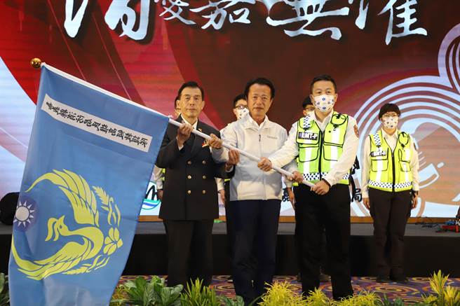 为持续提升到院前急救成功率，今嘉义县长翁章梁正式授旗、成立民雄高级救护队。（嘉义县政府提供∕吕妍庭嘉义传真）
