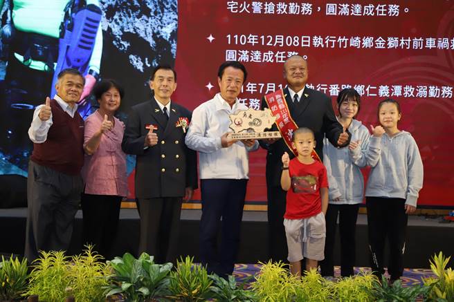 嘉义县消防局今举办「消爱嘉～无惧」表扬大会，特别表扬受奖人员。（嘉义县政府提供∕吕妍庭嘉义传真）