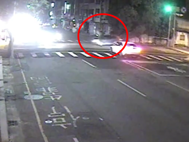 台中市東區15日晚間發生嚴重車禍，1輛轎車闖紅燈撞上2輛機車，監視器拍下事故瞬間。（警方提供／張妍溱台中傳真）