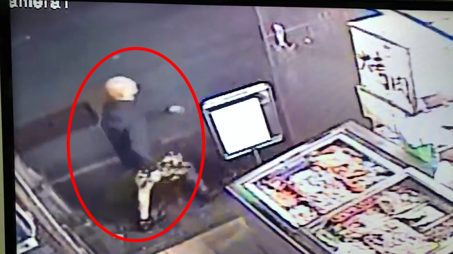 台中一名劉姓男子15日晚間疑似駕車闖紅燈撞上2輛機車，事後卻棄車逃逸，逃跑的身影被附近店家監視器拍下。（圖／民眾提供）