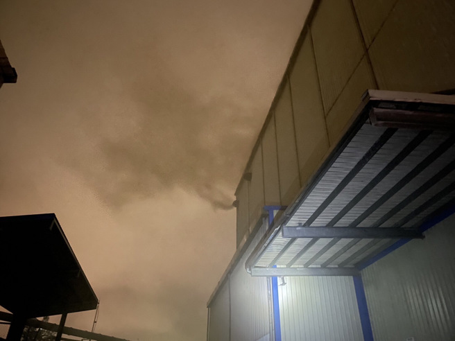 桃園市觀音區的台光電子廠房15日晚間發生火警，附近住戶可聞嗅到濃煙伴隨著明顯的惡臭。（圖／消防局提供）