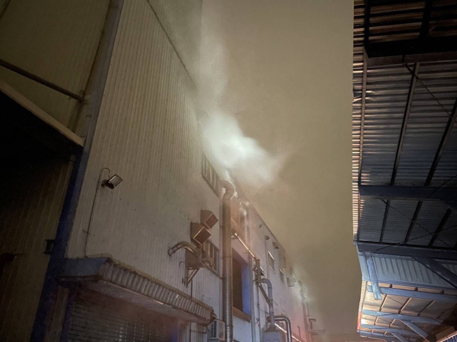 桃園市觀音區的台光電子廠房15日晚間發生火警，附近住戶可聞嗅到濃煙伴隨著明顯的惡臭。（圖／消防局提供）
