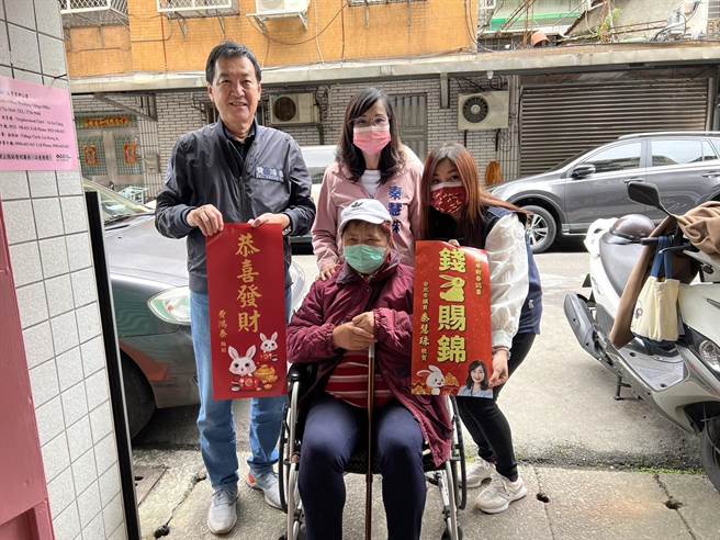 立委费鸿泰与社区乡亲一起挥毫贺新年。(费鸿泰提供）
