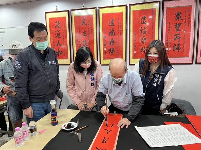 立委费鸿泰与社区乡亲一起挥毫贺新年。（费鸿泰提供）