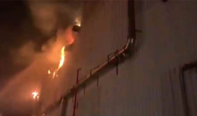 桃園觀音工業區台光電子廠15日晚間發生火警事故。（翻攝畫面／蔡明亘桃園傳真）
