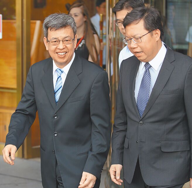 原本13日立院通过总预算案并休会，苏内阁就可能总辞，如今因总预算案拖延，让改组歹戏拖棚。图为前副总统陈建仁（左）与前桃园市长郑文灿（右）两人是正副阁揆热门人选。（本报资料照片）