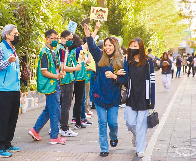 112学年度学科能力测验自14日进入第二天，依序考英文、国综、国写等文理组共同科目，考生人数超过11万多名。有位学生进入试场应考前，向加油打气的各校家长会代表挥手致意。（张铠乙摄）