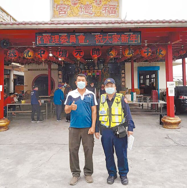 屏東縣枋山鄉嘉和社區搶先行政院發紅包，由泰博生技公司董事長陳朝旺為回饋鄉里而自掏腰包發送，1戶2萬塊，但陳生性低調，紅包由加祿村長郭昌達（左）代發。（民眾提供／謝佳潾屏東傳真）