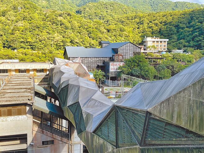 猴硐「猫桥」造型独特，为全国第一座人猫共用的陆桥，因已使用10年，新北市观旅局预计投入1480万元预算修缮。（新北市观旅局提供／陈慰慈新北传真）