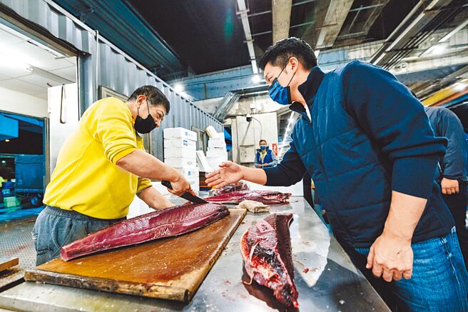 台北市长蒋万安（右）14日清晨前往鱼类批发市场、第一果菜市场视察，关心春节供应并了解农渔产供货情形以及物价。（郭吉铨摄）