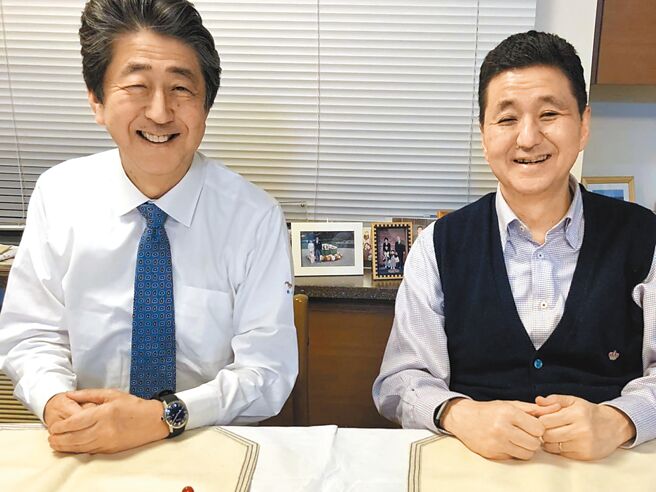 日本已故首相安倍晉三的63歲胞弟岸信夫（右）因健康因素辭去眾議員的心意已決，希望由他的祕書、31歲的長男岸信千世接班。（摘自岸信夫臉書）