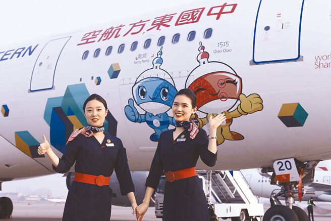 中國南方航空、東方航空13日晚間同步公告，各自公司美國存託股份將從紐約交易所退市，預計存託股在紐交所交易的最後日期為2月2日之後。圖為世界技能大賽獲獎者東航兩位「95後」空姐陳亦凡與吳佳妮在「技能夢想號」前合影留念。（中新社）