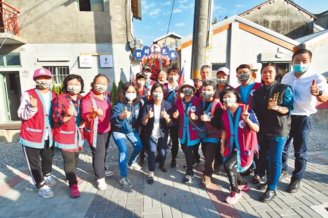 位在彰化八卦山下、建於1950年的中興莊眷村，因長久荒廢，彰化縣政府爭取經費整修，如今華麗轉身成為青創基地，14日正式開幕。（吳建輝攝）