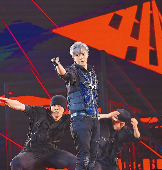 罗志祥作一身黑色劲装热力唱跳，为《2023超级巨星红白艺能大赏》揭开序幕。（台视提供）