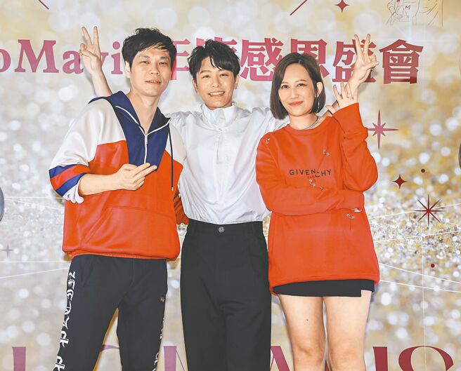 玛菲司（右起）昨与韦礼安、老公开心合照。（罗永铭摄）