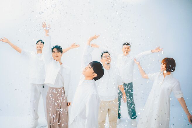 鱼丁纟日前推出新歌MV，团员们分别接力直播，热情与粉丝互动。（环球音乐提供）