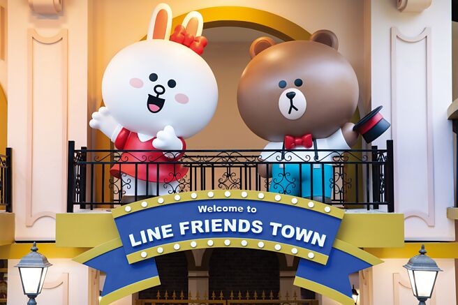 「熊大」麗寶小鎮吸引大人小孩目光。（麗寶樂園提供）