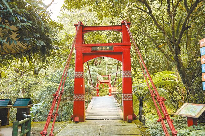 雲仙樂園萬年橋象徵永結同心。（雲仙樂園提供）