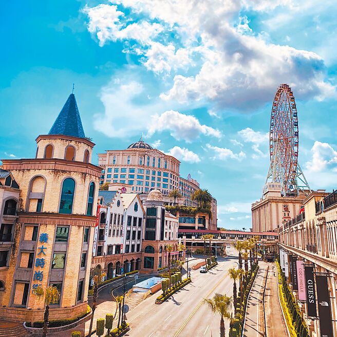 義大世界應有盡有，能滿足遊客食宿玩樂。（義大世界提供）