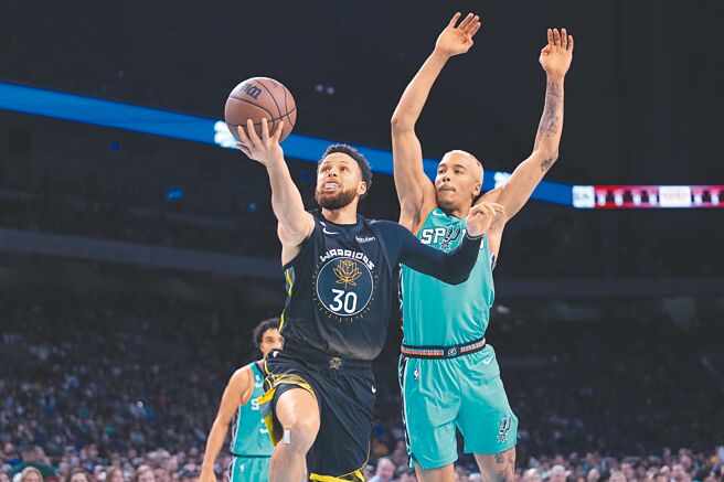勇士射手柯瑞突破马刺防守切入挑篮得分。（美联社）