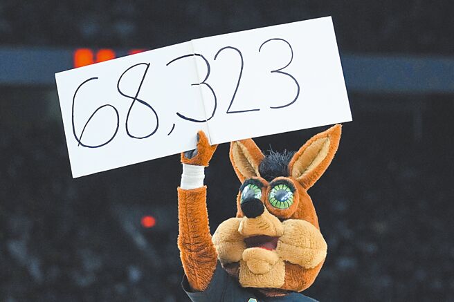 马刺吉祥物得意秀出创NBA新猷的单场观眾人数。（美联社）