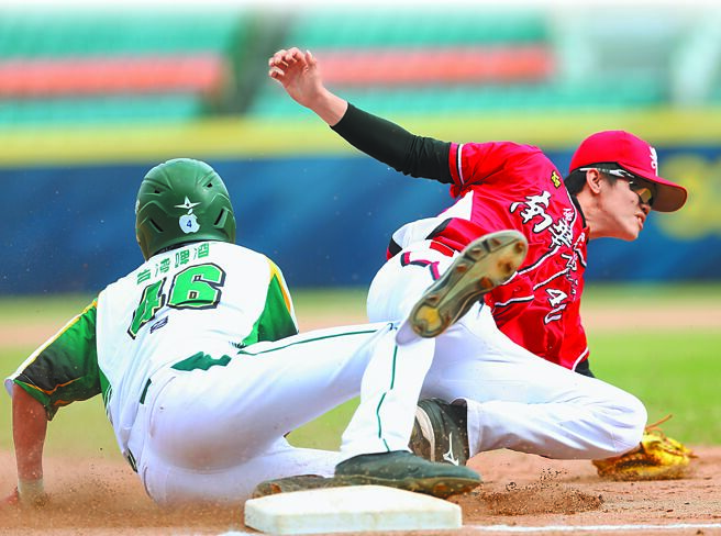 1局下國體大跑者林逸翔（左）三壘前閃過南華大學陳嘉翔（右）觸殺。（陳怡誠攝）