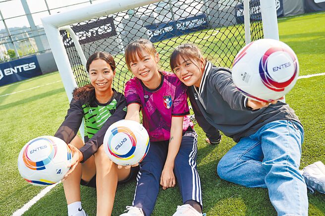 女足好手丁旗（右起）、廖玟淇、曾筠雅参与台湾足球潮流文化节活动。（ENTES提供）