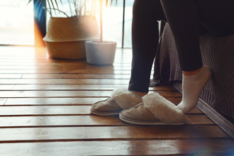 「拖鞋放樓梯間」被打手槍！妹子看監視器怕爆：陌生人目標就是我