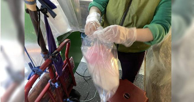 一名女网友指出，友人日前去夜市花了60元买棉花糖，却被商家制作出的成品及卫生习惯吓到。（图／翻摄自「爆废公社二馆」脸书）
