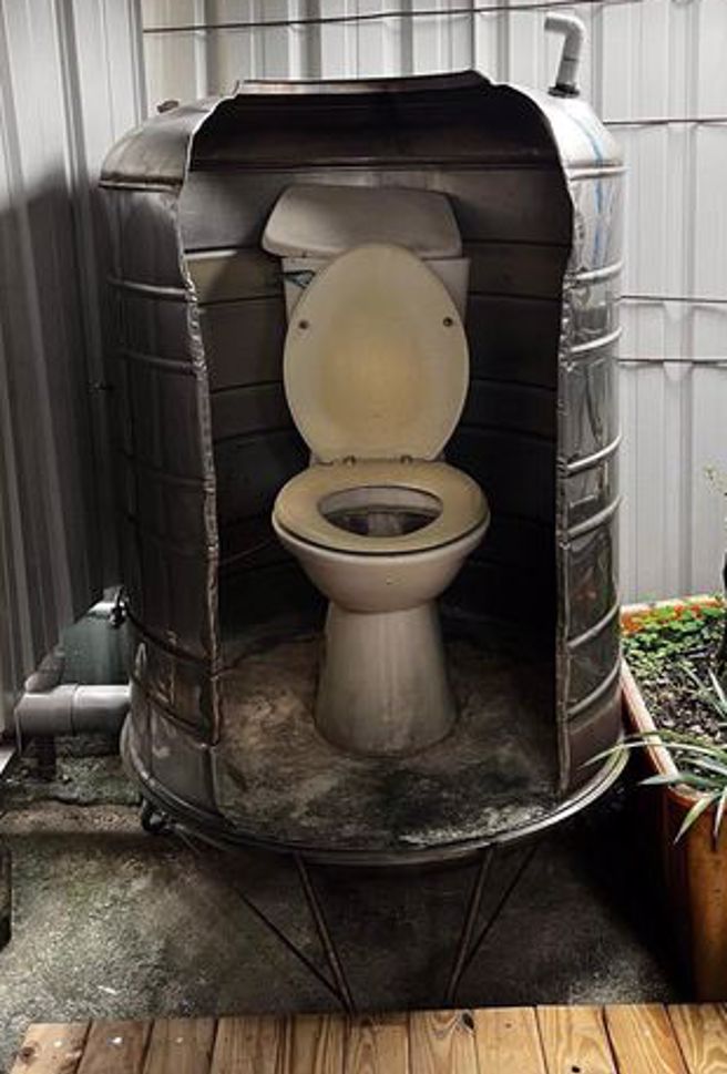 房东把厕所建在水塔里，让网友全看傻。（图／翻摄自奇葩装潢分享中心）