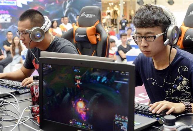 中國遊戲業受到新冠疫情波及，多項市場指標衰退。(示意圖/中新社資料照)