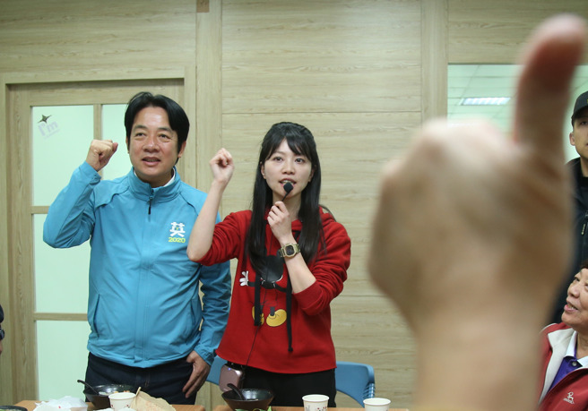 深綠近日醞釀要拉下港湖立委高嘉瑜的氛圍。圖為高嘉瑜2019年參選立委時，數次與時任民進黨副總統候選人賴清德合體掃街拜票。（資料照／陳怡誠攝）