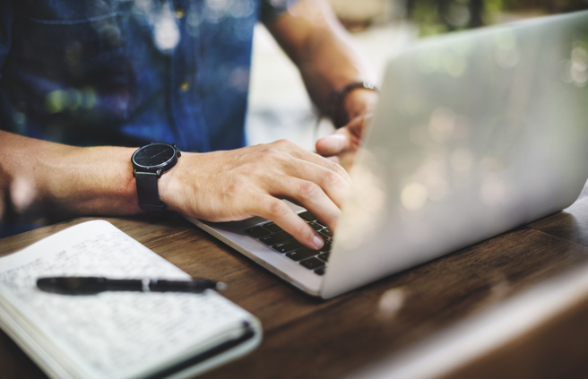 一名男網友表示，長大後父親給他看財產申報資料才知道，父親擁有價值破億的土地。（圖／示意圖，達志影像）