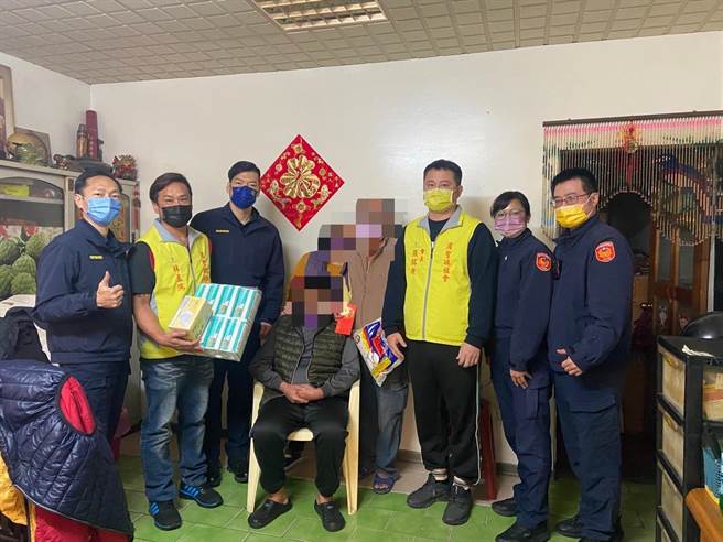 大甲波丽士送爱到家，帮助弱势家庭过年超「暖」。(警方提供)